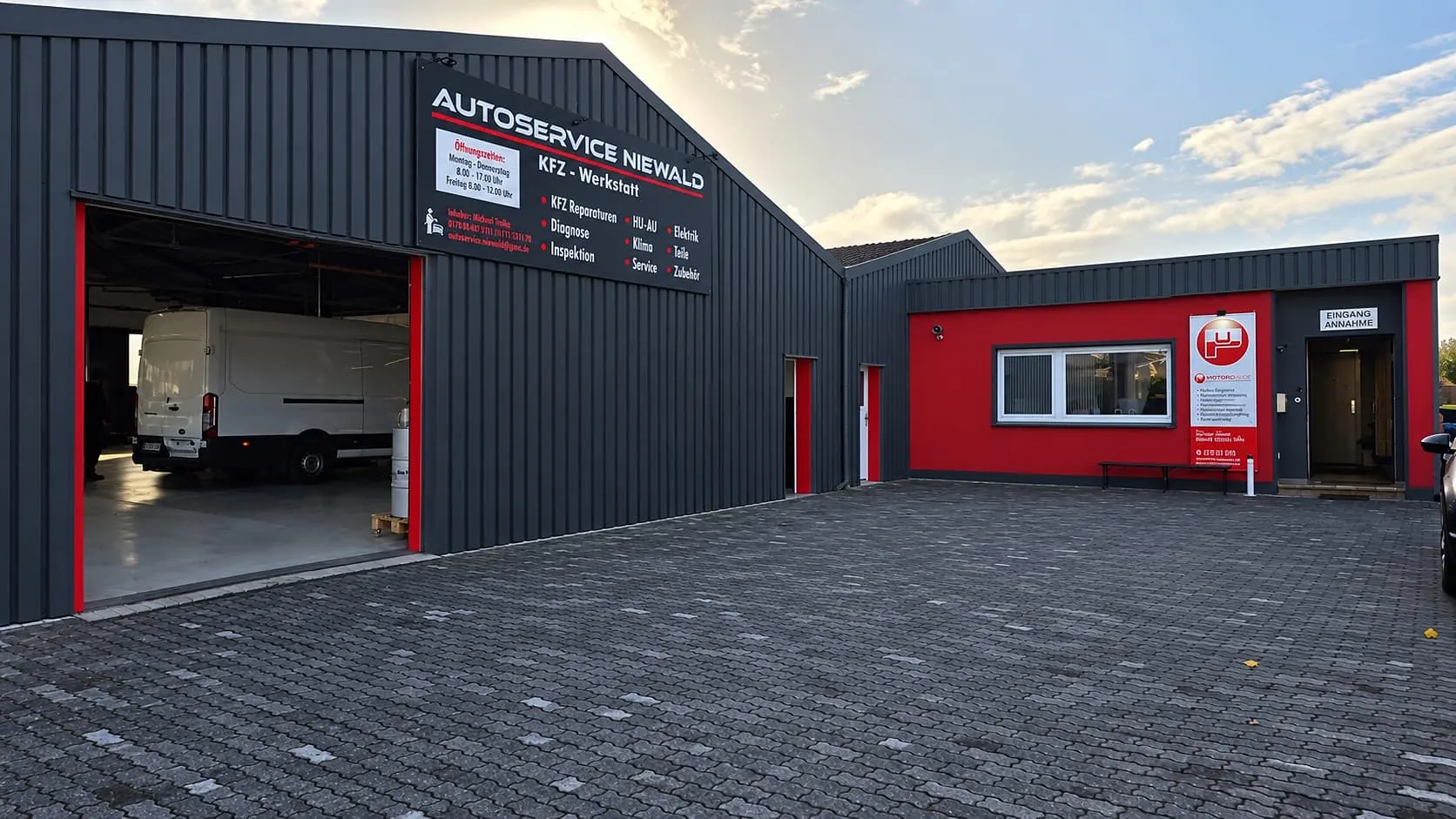 Das Gelände an der Kastanienstraße 10A in Lage: links die große Werkstatthalle mit dem Schild „Autoservice Niewald", rechts das rote Gebäude von Motoren Plass.